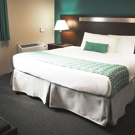 Ramada By Wyndham Hotel Quesnel Exterior photo