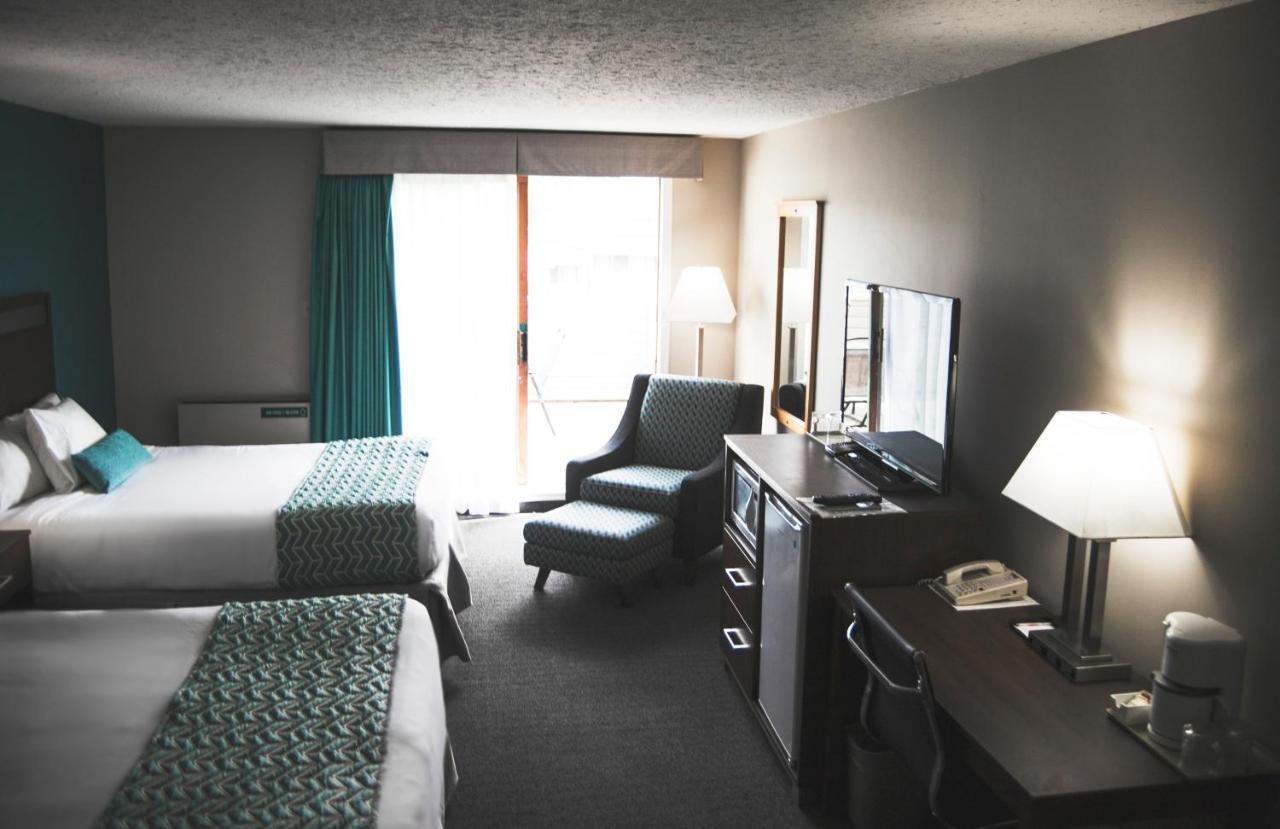 Ramada By Wyndham Hotel Quesnel Exterior photo