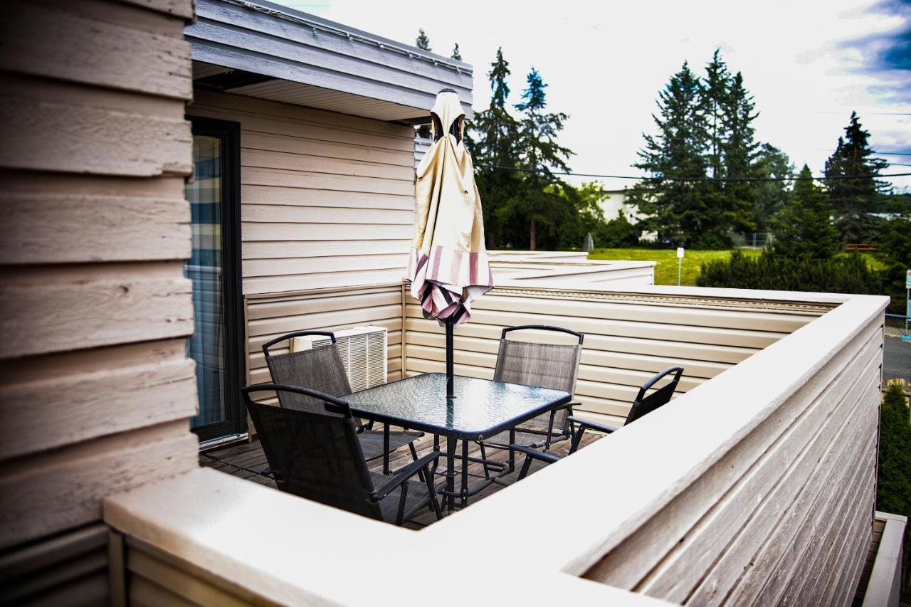 Ramada By Wyndham Hotel Quesnel Exterior photo