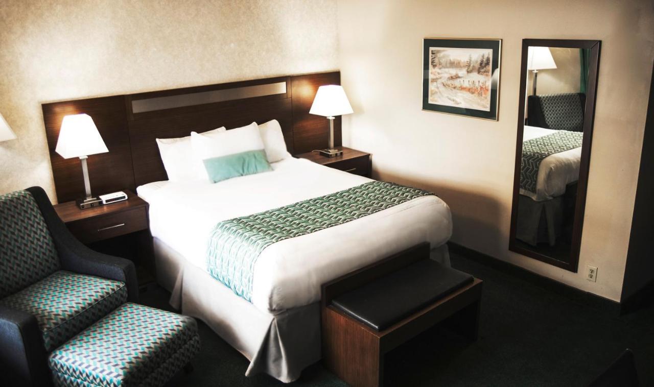 Ramada By Wyndham Hotel Quesnel Exterior photo