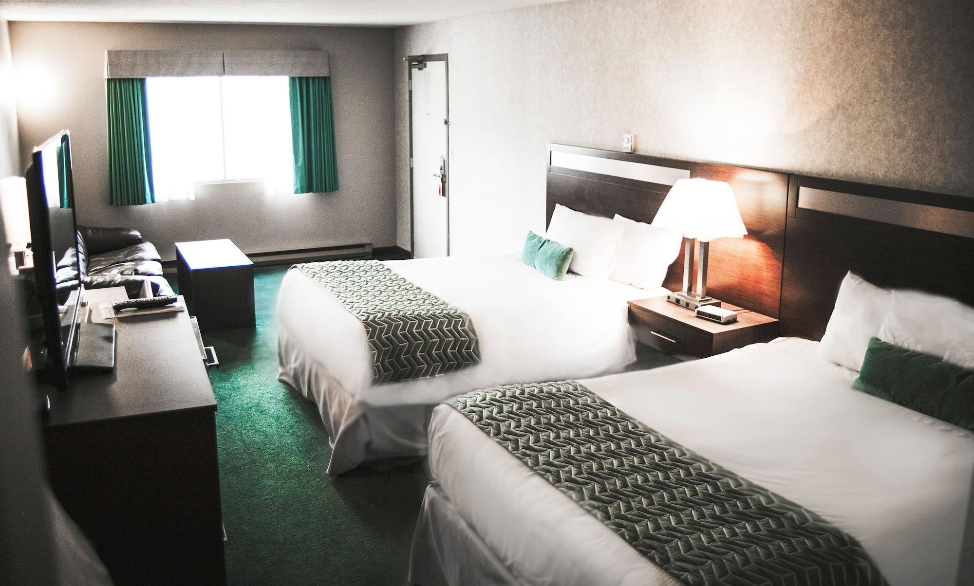 Ramada By Wyndham Hotel Quesnel Exterior photo