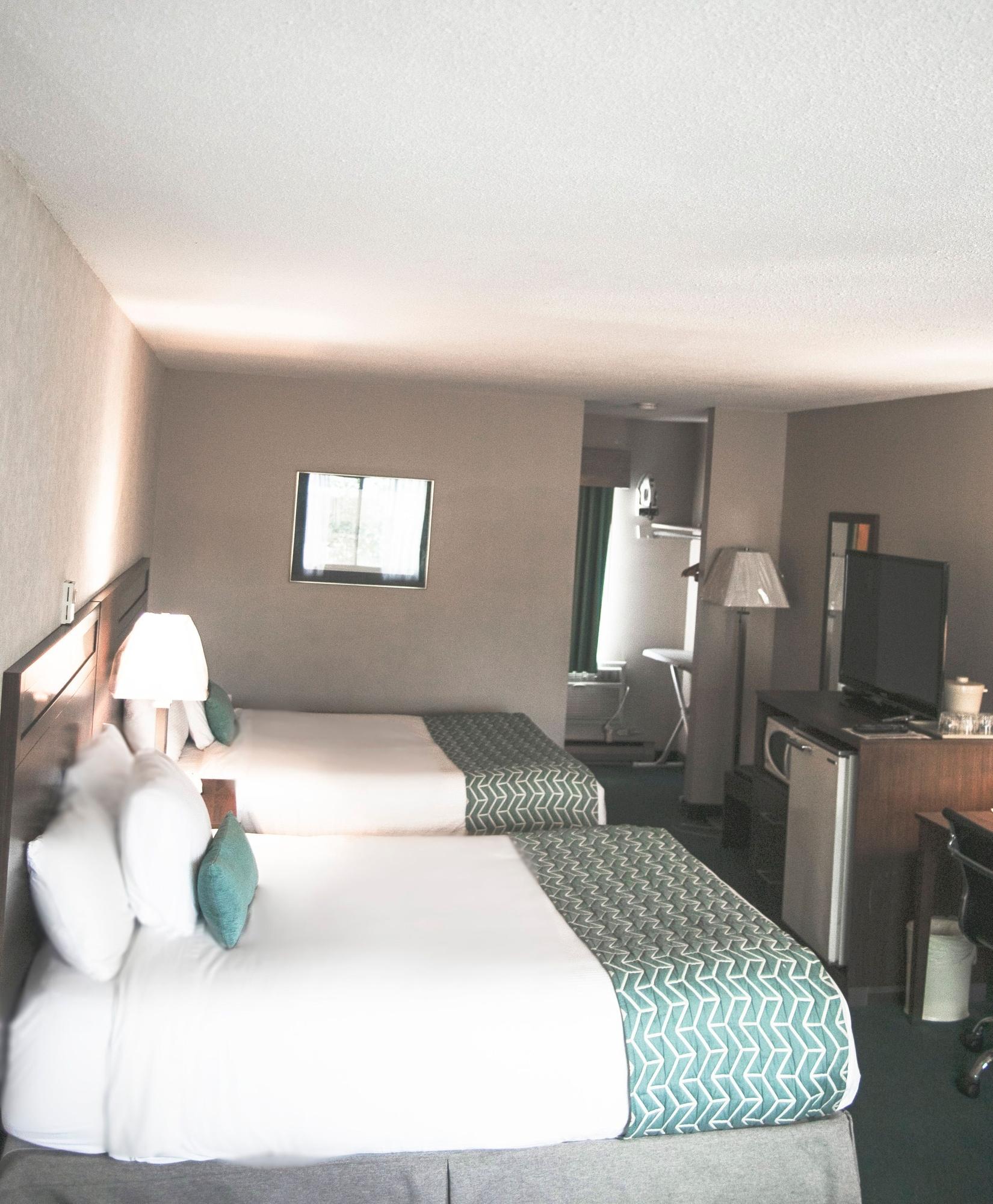 Ramada By Wyndham Hotel Quesnel Exterior photo