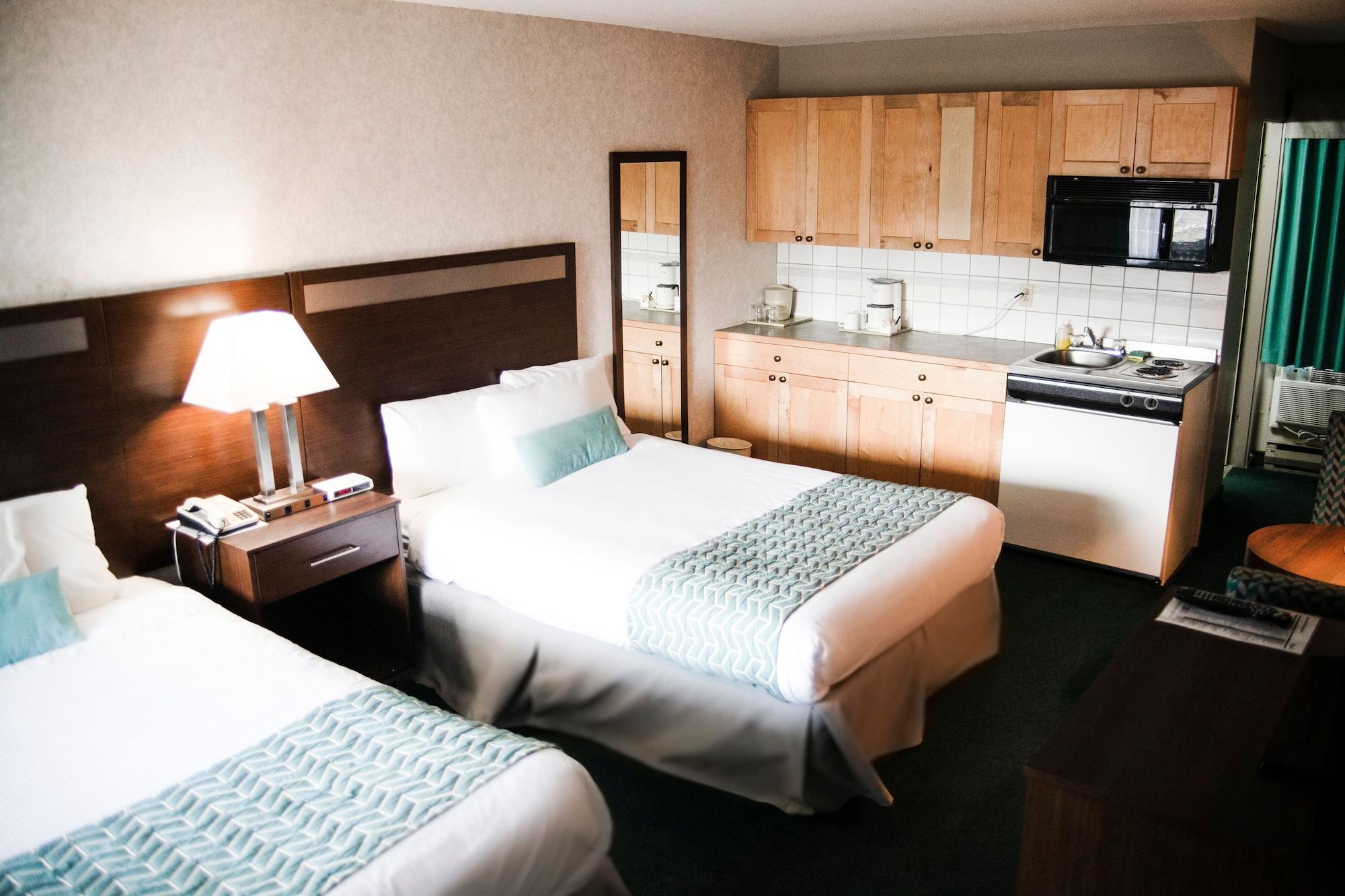 Ramada By Wyndham Hotel Quesnel Exterior photo