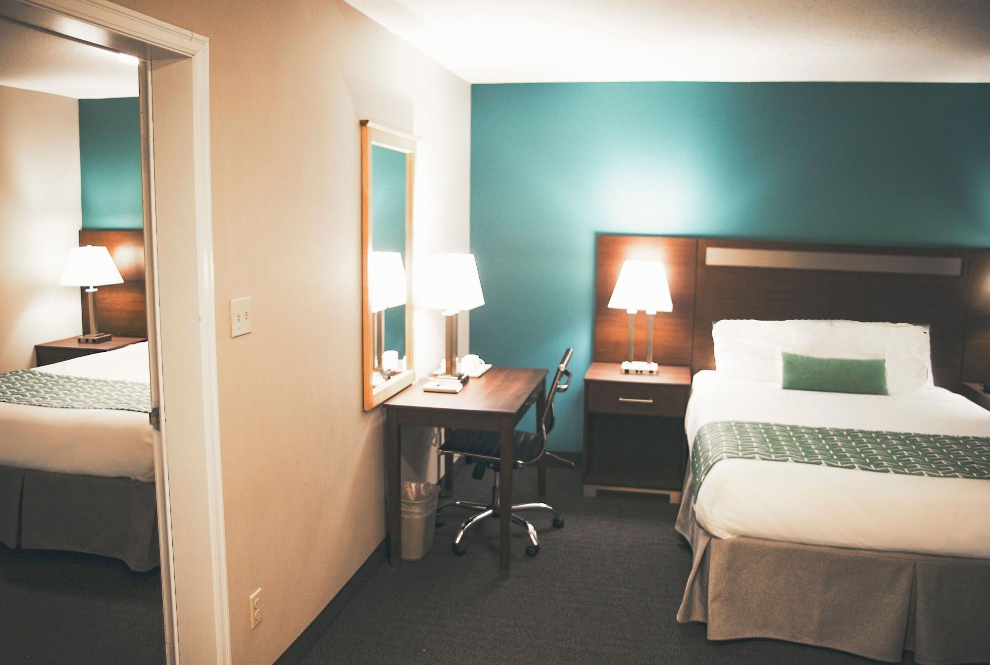 Ramada By Wyndham Hotel Quesnel Exterior photo