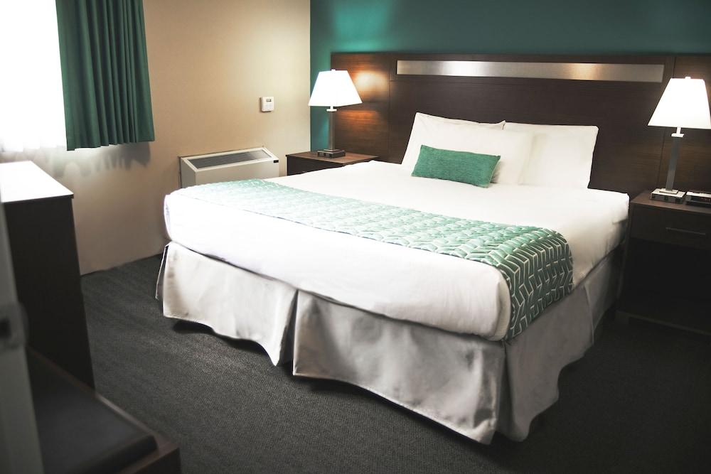 Ramada By Wyndham Hotel Quesnel Exterior photo