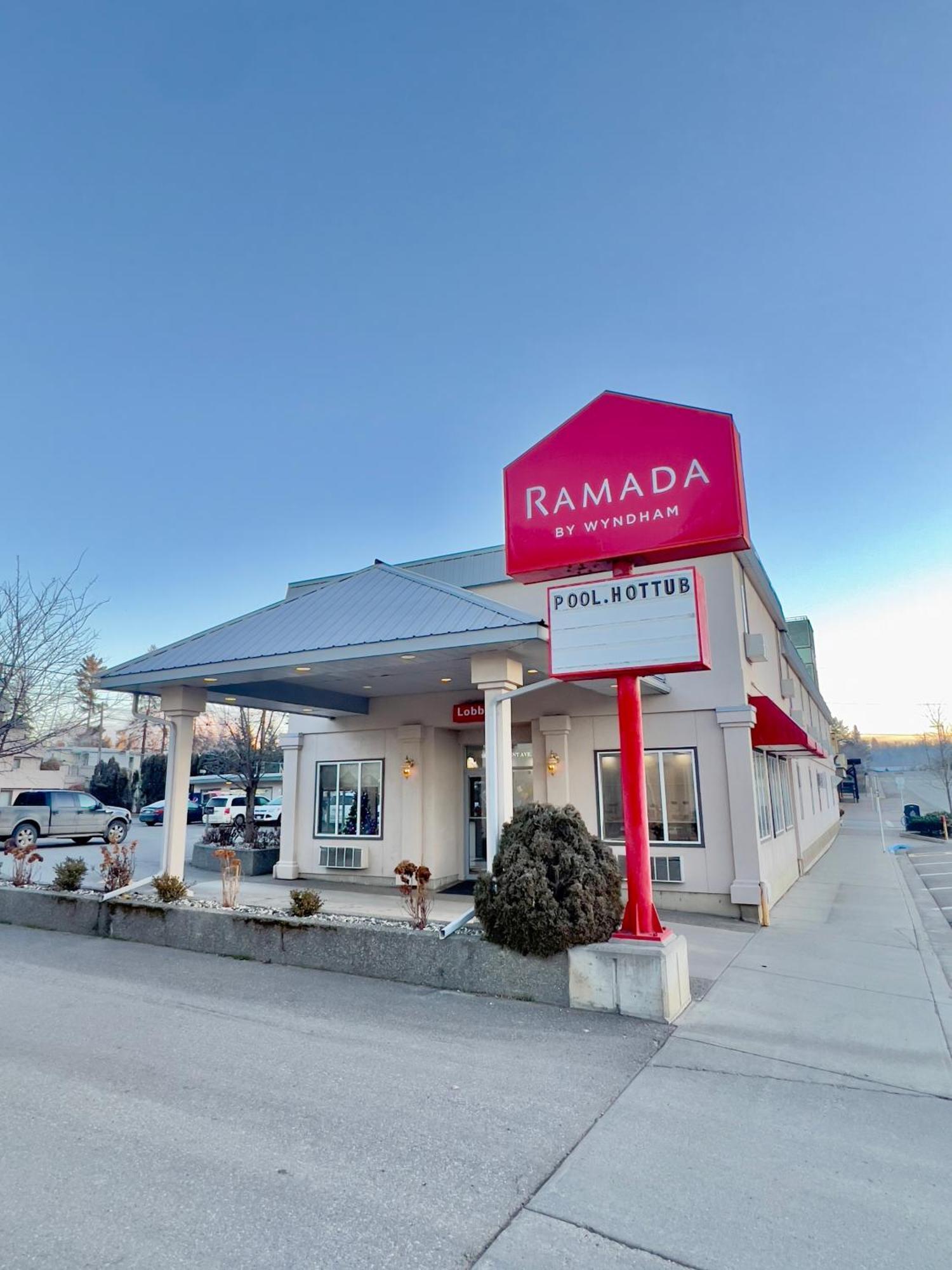 Ramada By Wyndham Hotel Quesnel Exterior photo