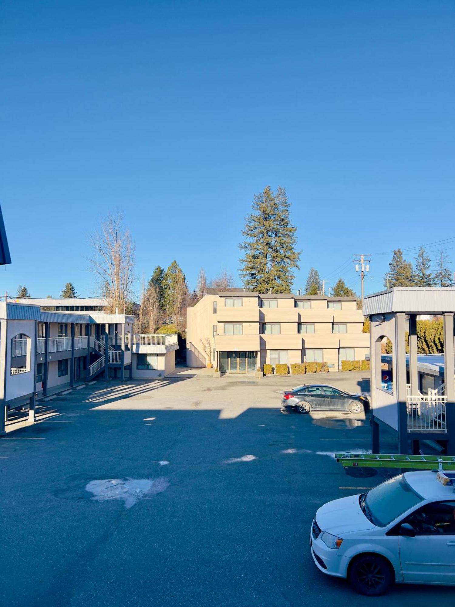Ramada By Wyndham Hotel Quesnel Exterior photo