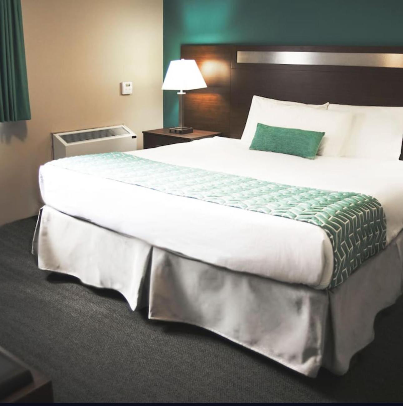 Ramada By Wyndham Hotel Quesnel Exterior photo